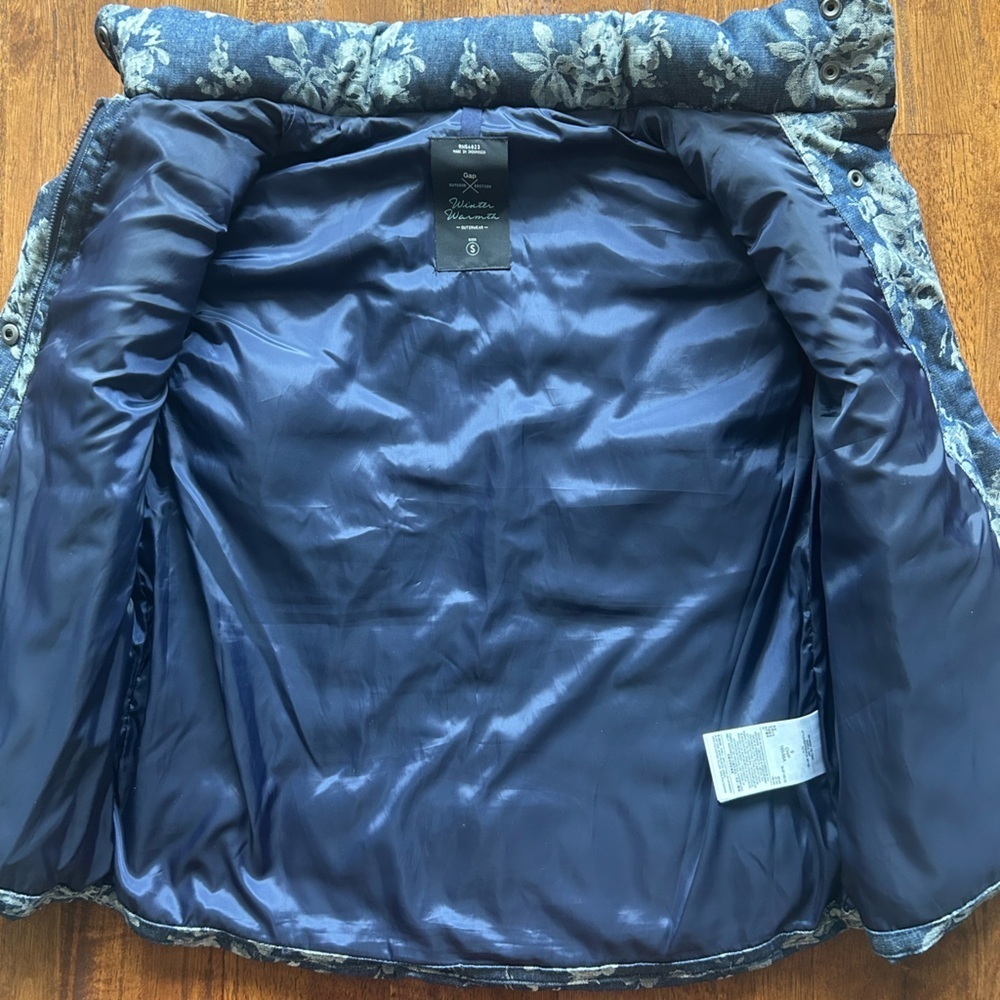 Gap denim floral print ,quilted puffer vest, size small - Picture 4 of 9